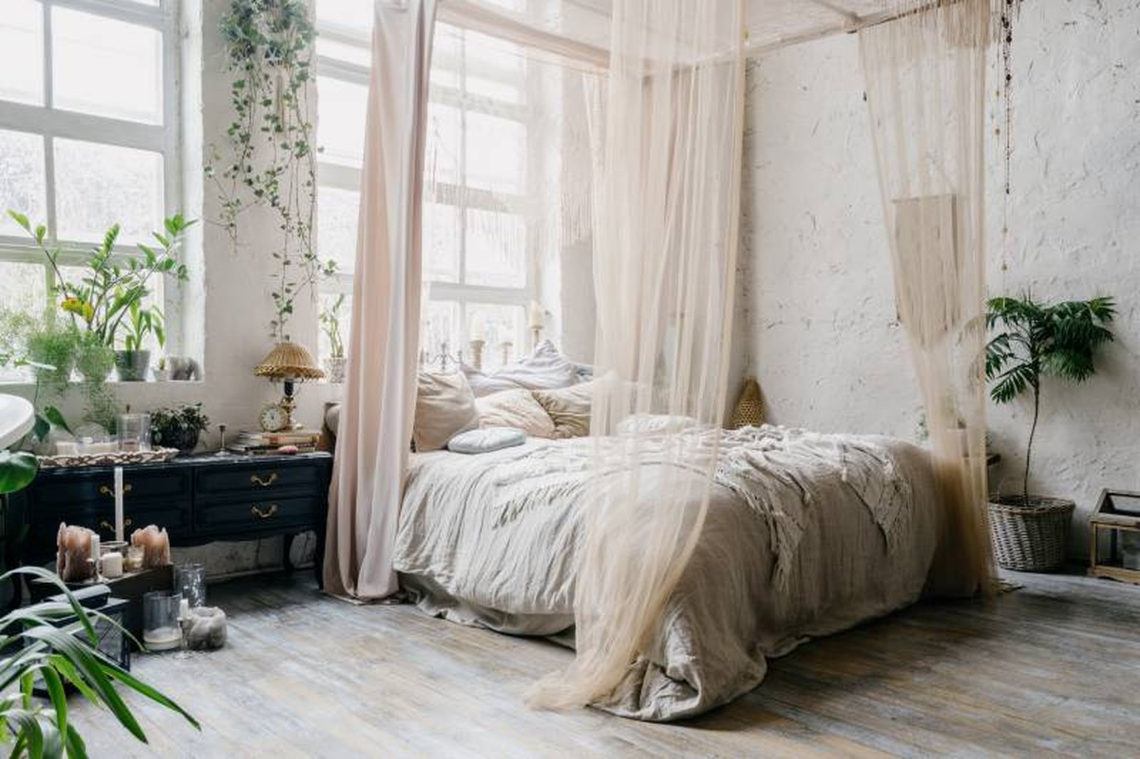 Cama con decoración boho moderna con dosel.