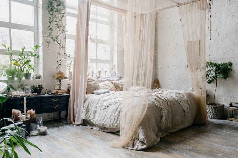 Cama con decoración boho moderna con dosel.