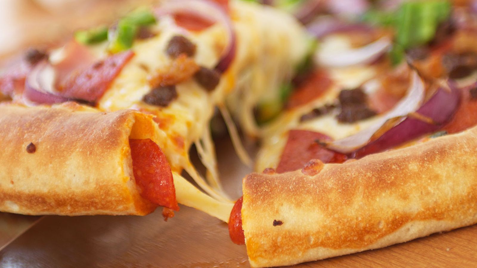 pizza casera con borde relleno de queso y chorizo deliciosa