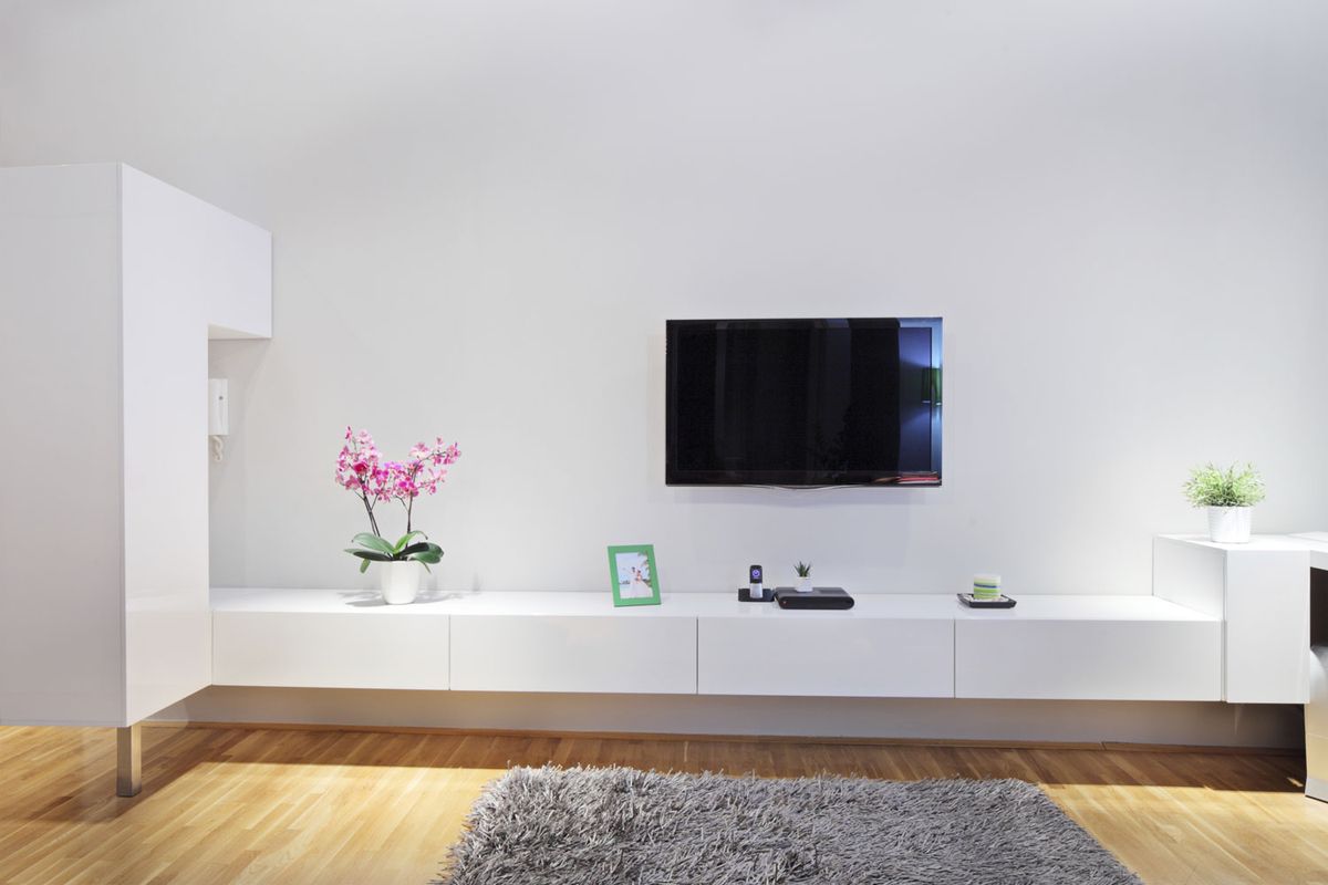 Cómo hacer que el salón parezca más grande   tv pared