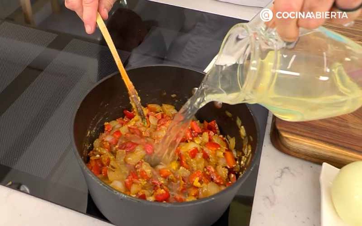 Vierte el caldo de verduras