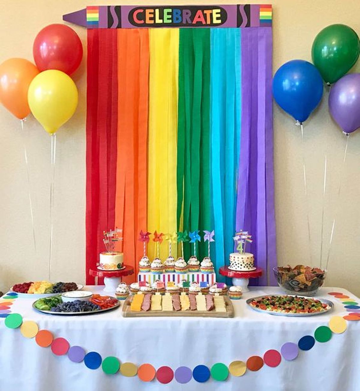 mesa con dulces y decoracion lgtb boga boo city