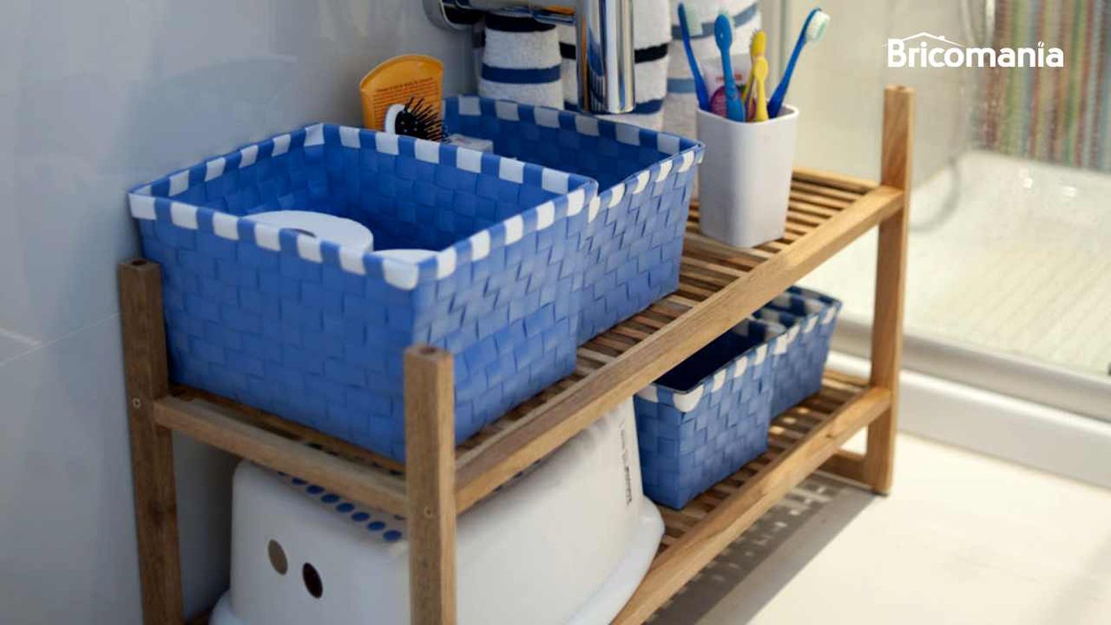 Una estantería bajo el lavabo