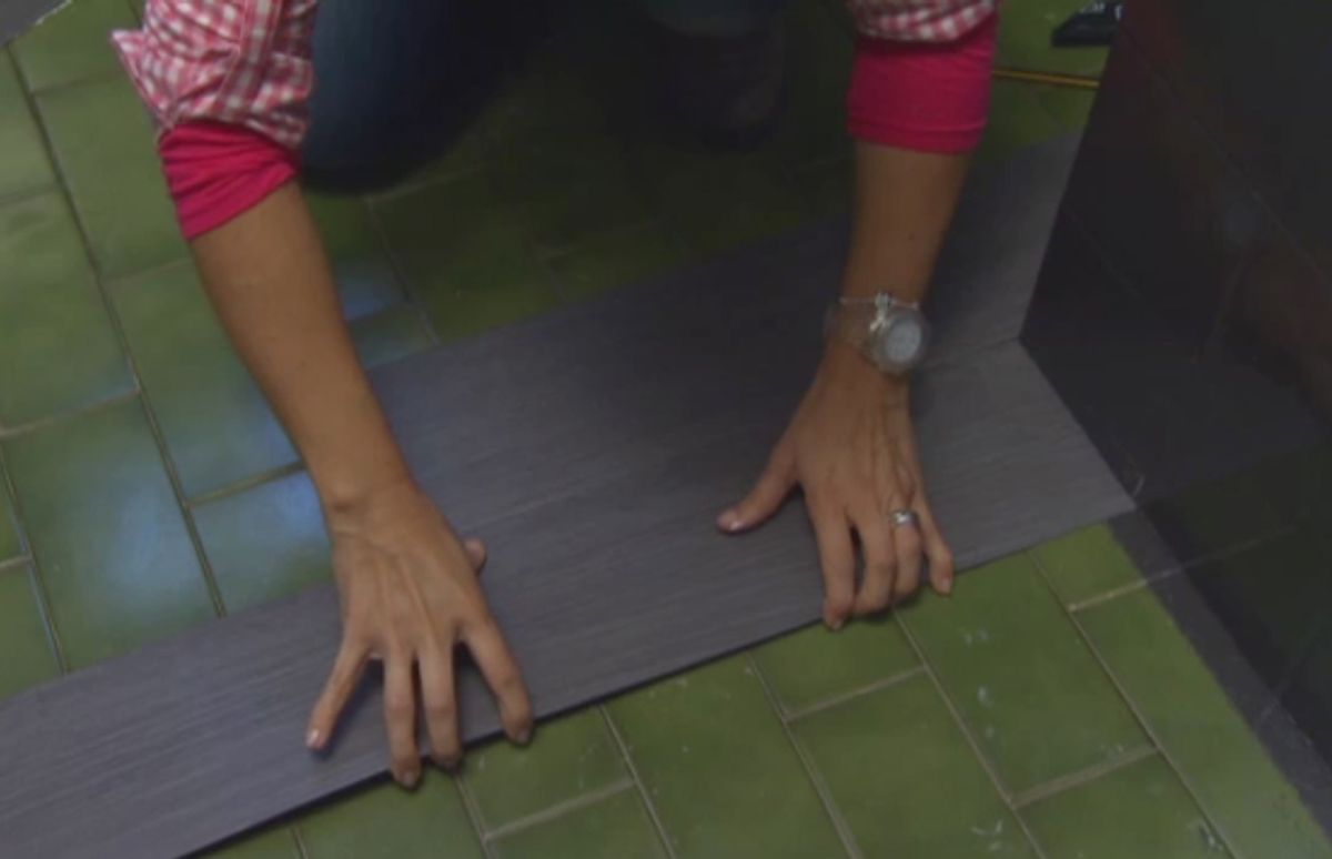 Cómo modernizar un baño viejo paso 6