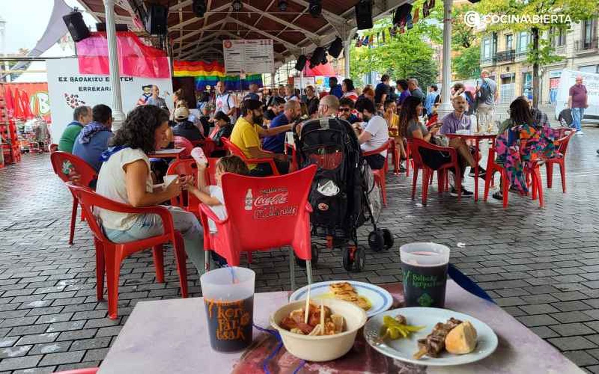 El ambiente que se vive en las txosnas de día es muy familiar y de cuadrillas