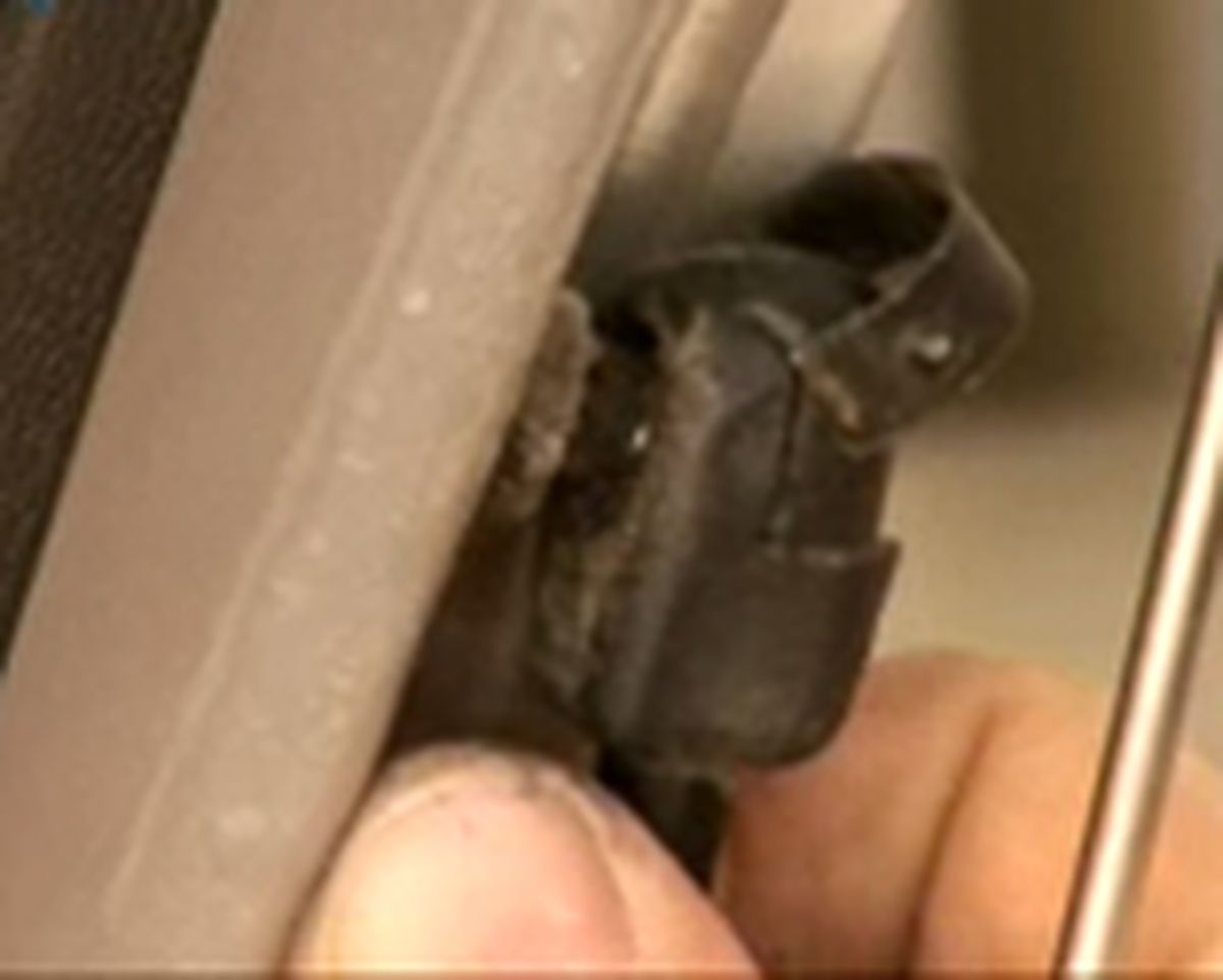 Cambiar el muelle neumático del maletero p3