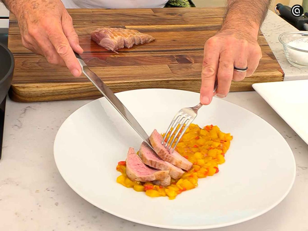 Sirve el secreto de cerdo sobre chutney de mango