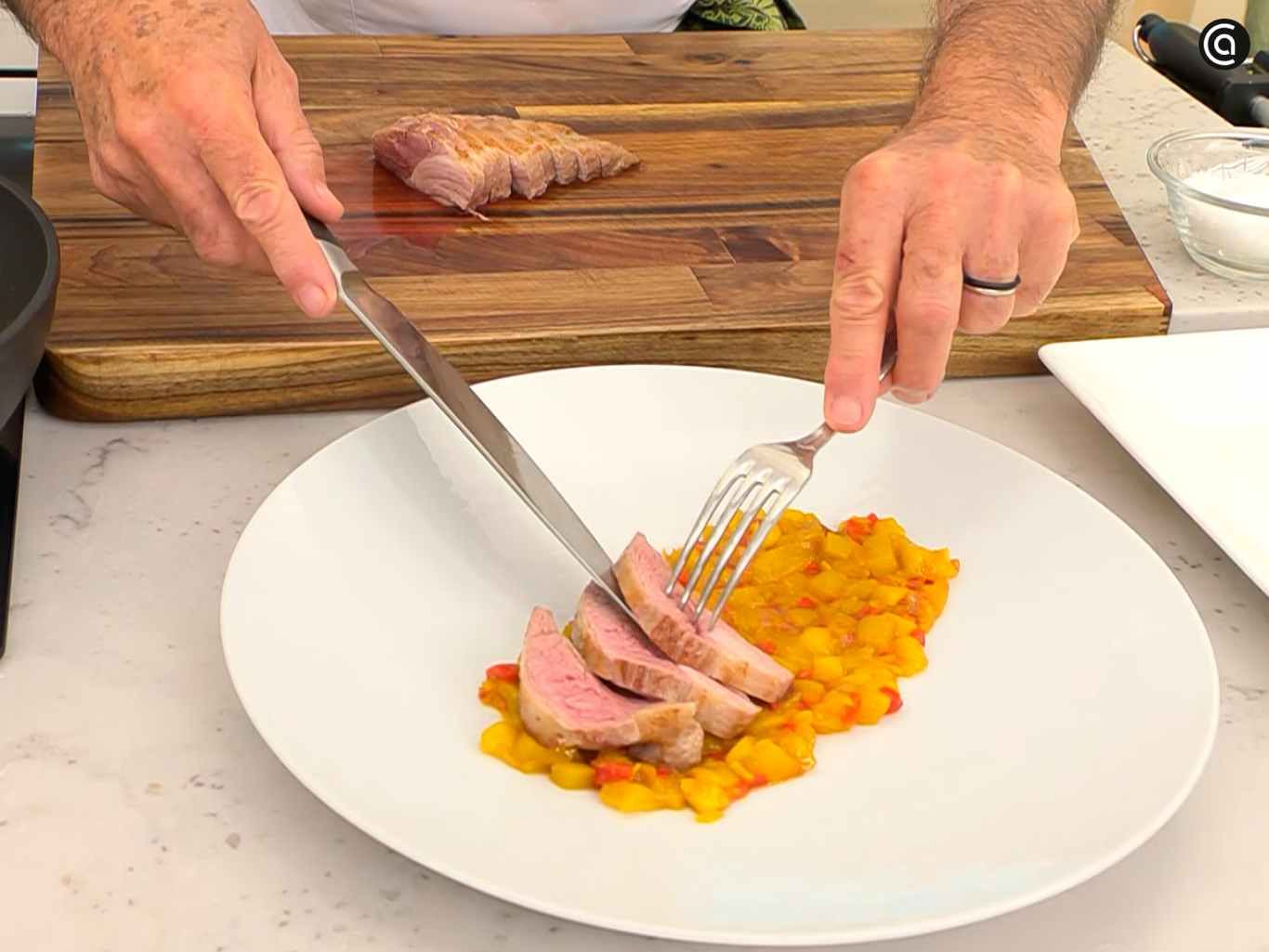 Sirve el secreto de cerdo sobre chutney de mango