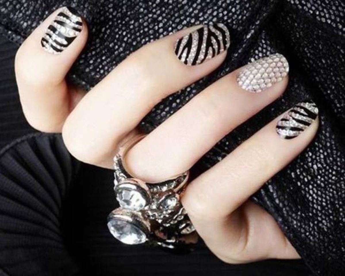 Manicura combinada con uñas de cebra con brillantes decorativos