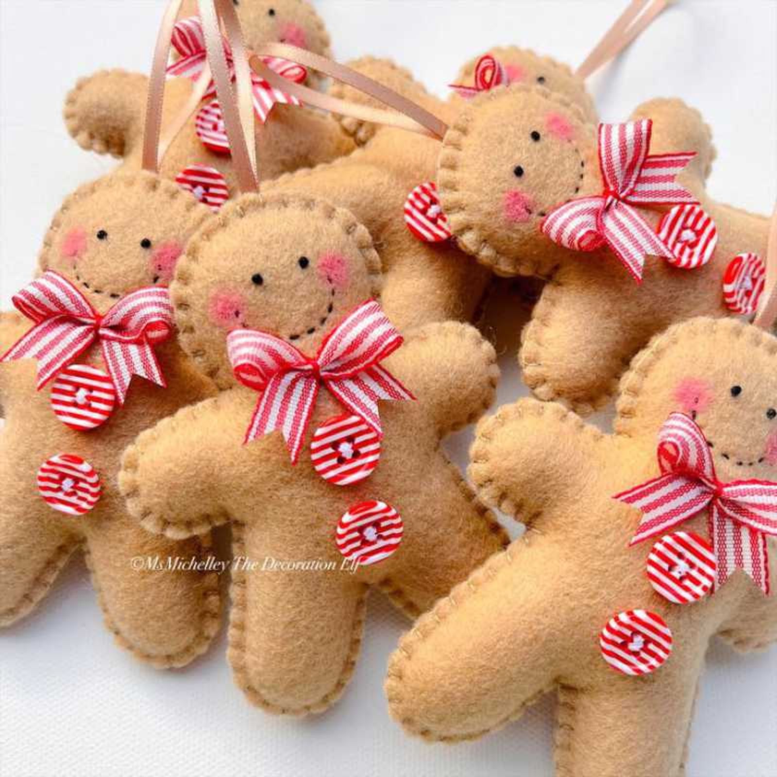 Galletas de Navidad de fieltro con botones y lazo.