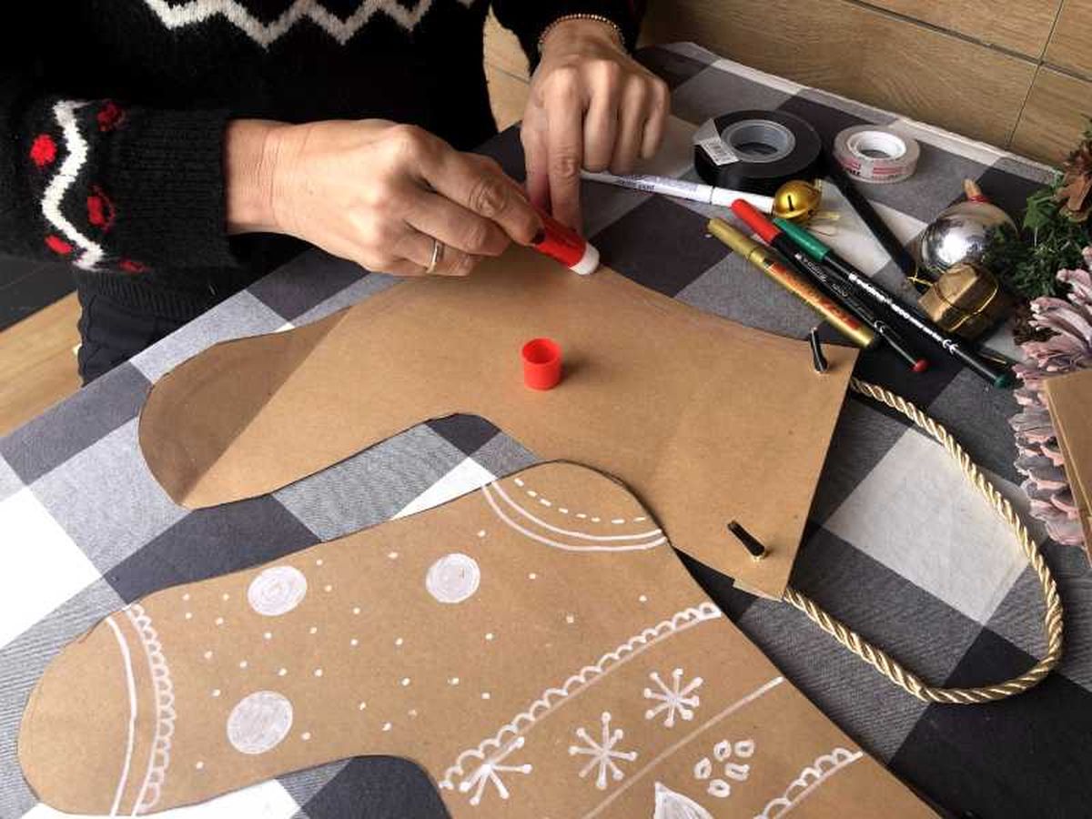 Cortar la bolsa y pegar con pegamento de barra.