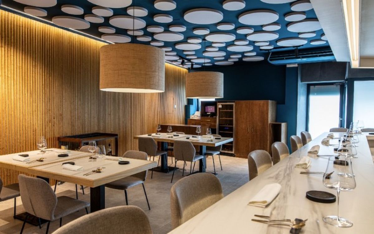 Disfruta de una cena con 11 personas en una barra con vistas a la cocina