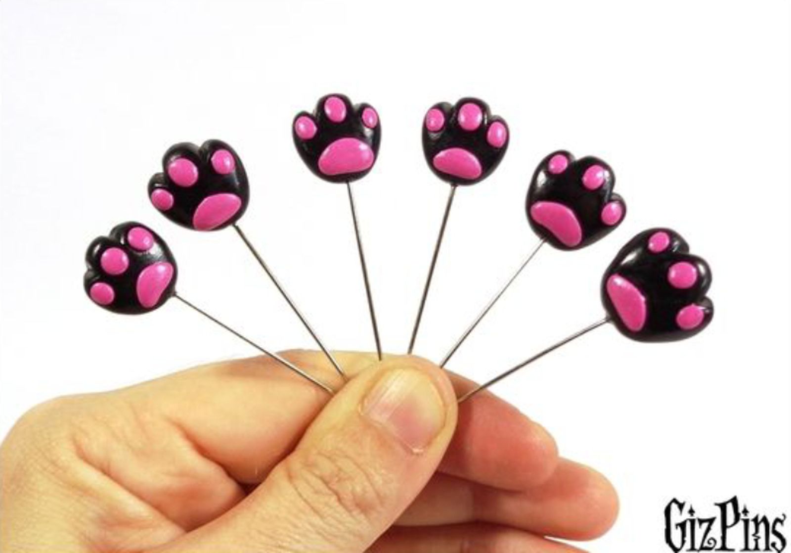 Alfileres decorativos de patitas de gato hechos con fimo.