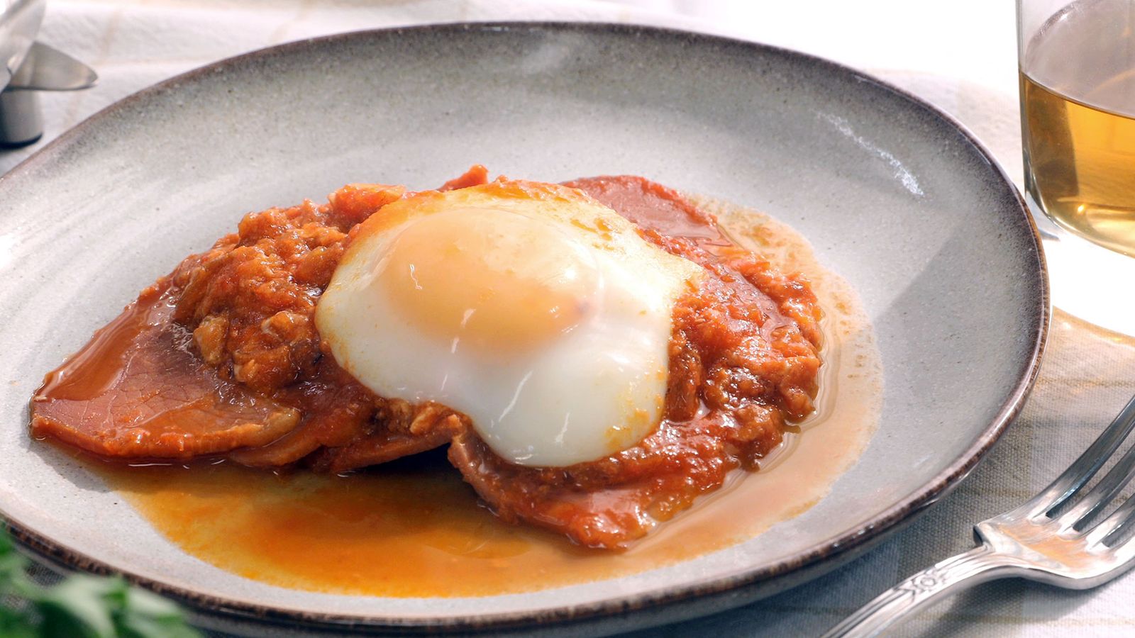 Jamón con tomate y huevo