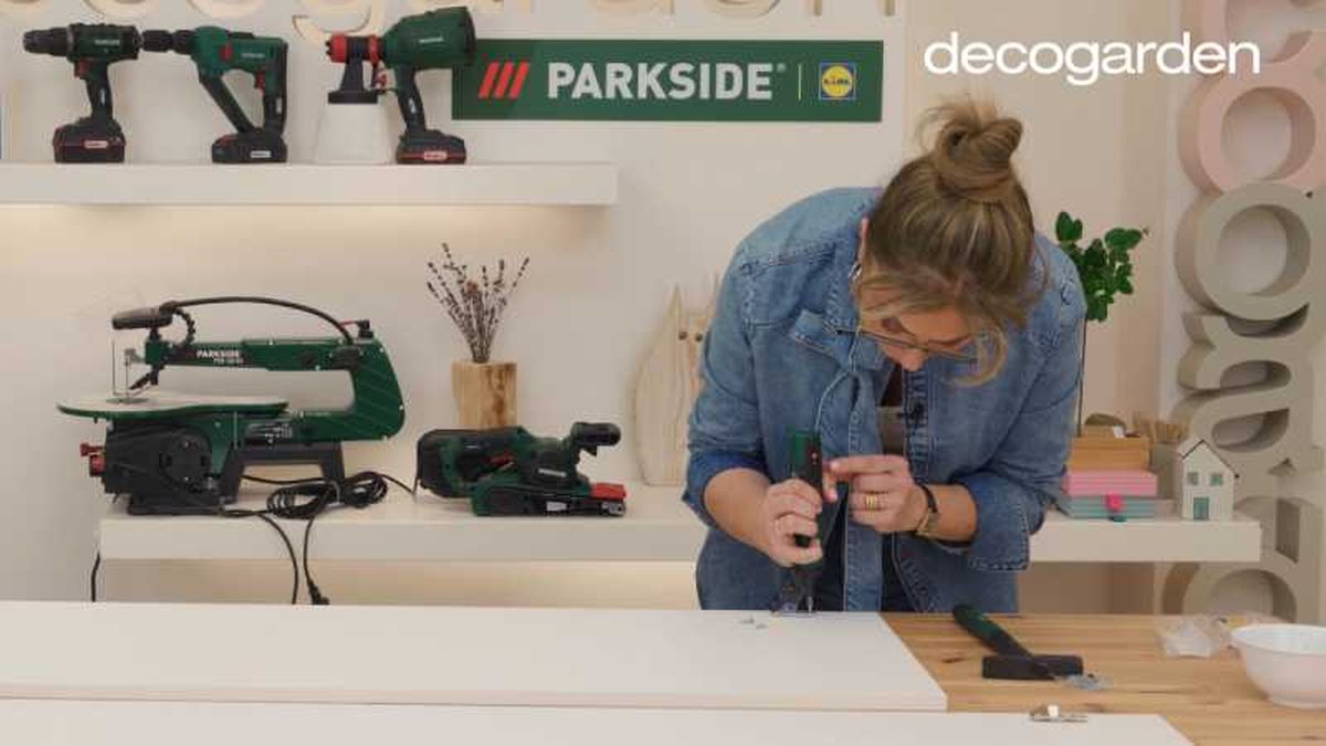 Paso cuatro para montar el armario de dos puertas.