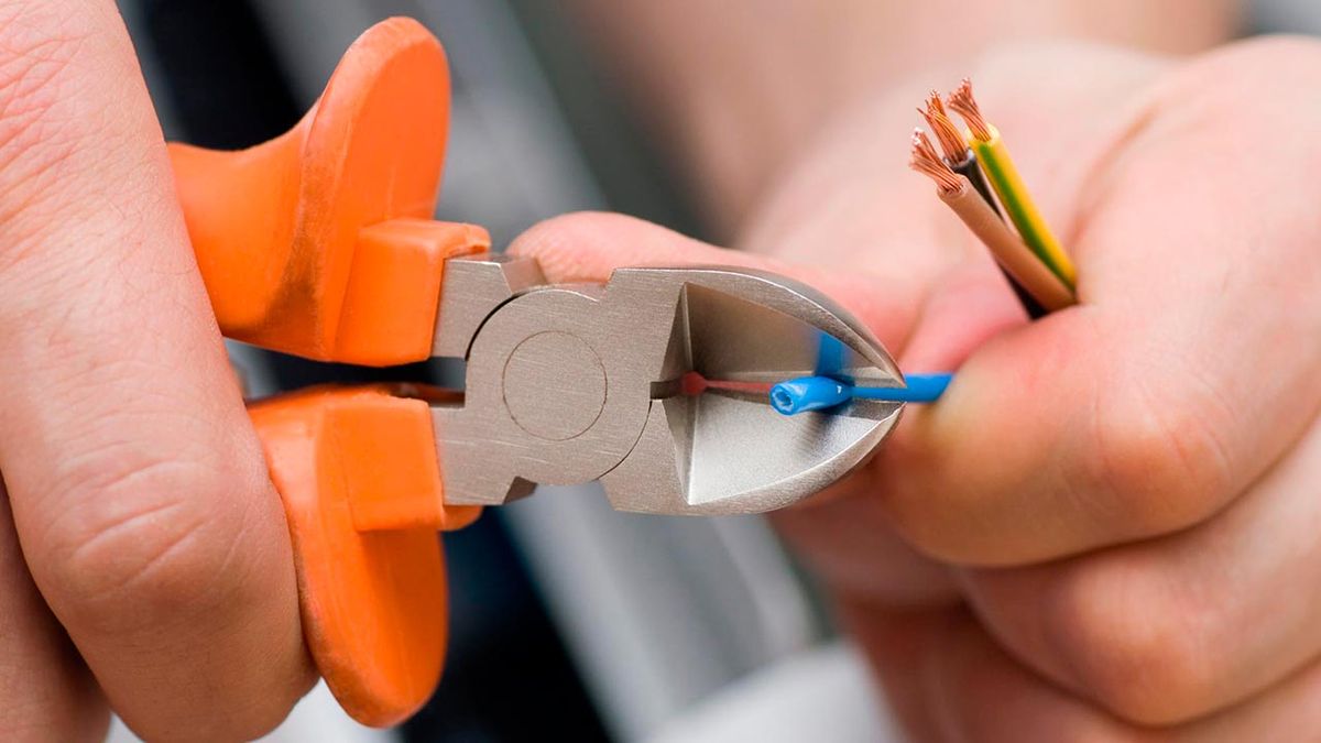 Herramientas de bricolaje: alicates y pelacables