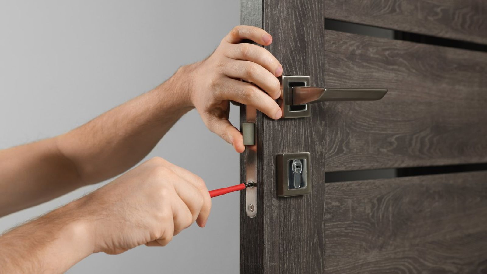 Instalar cerraduras anti-robos es esencial para una casa segura