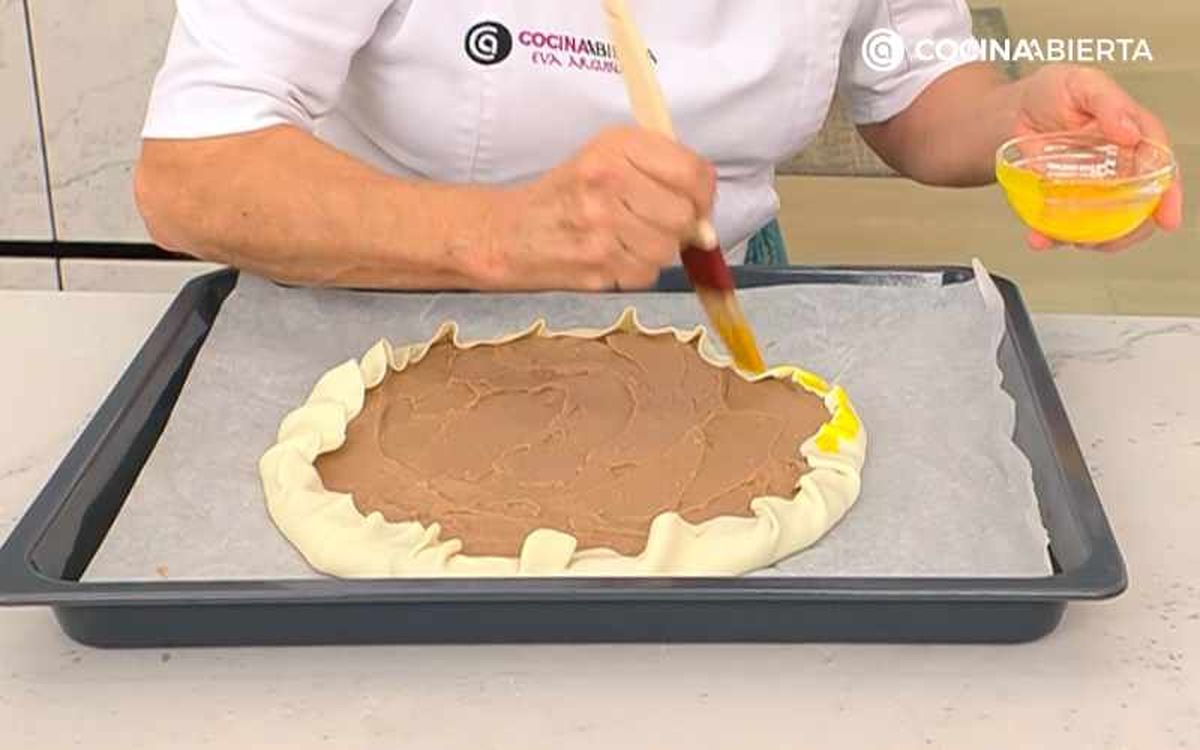 Pinta con yema de huevo los bordes