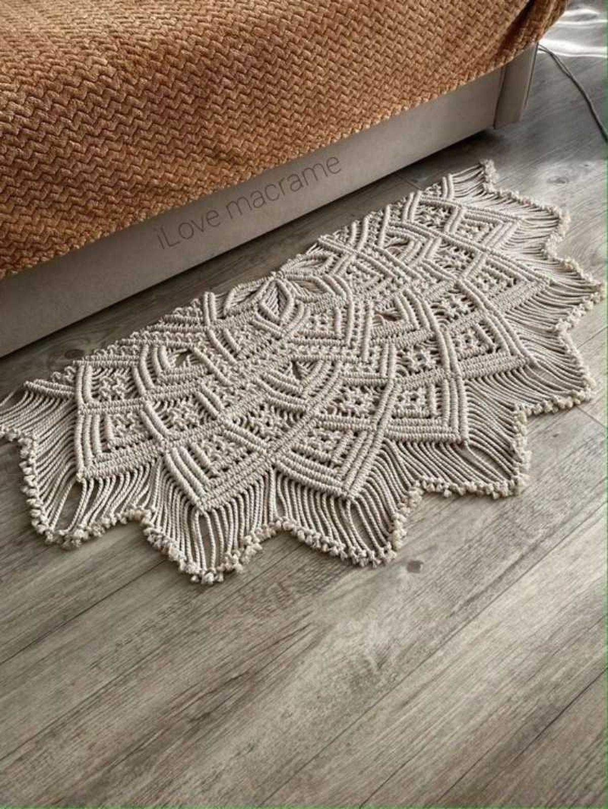 Alfombra artesanal de macramé.