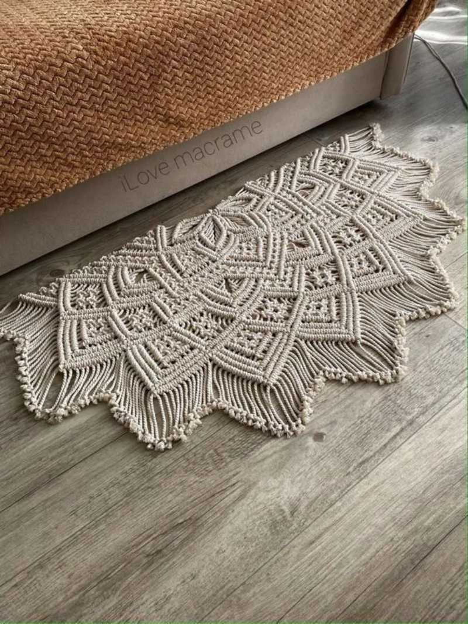 Alfombra artesanal de macramé.