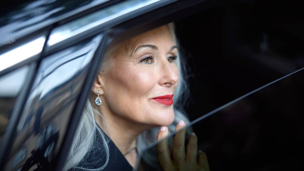 Dejar de teñirse el pelo puede ser interpretado como un signo de autoestima sólida.