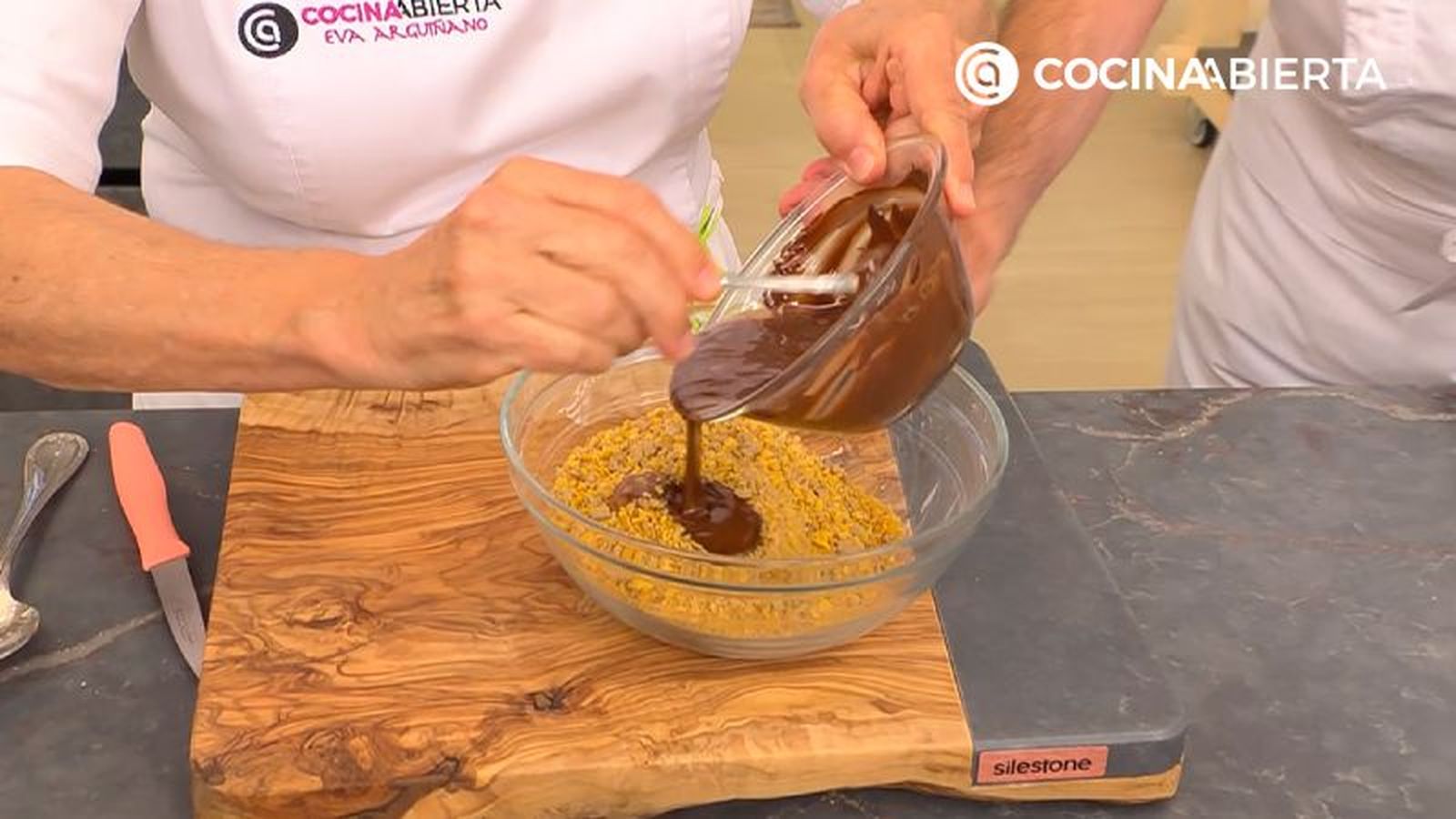 Mezcla el chocolate fundido con las galletas y los copos de maíz