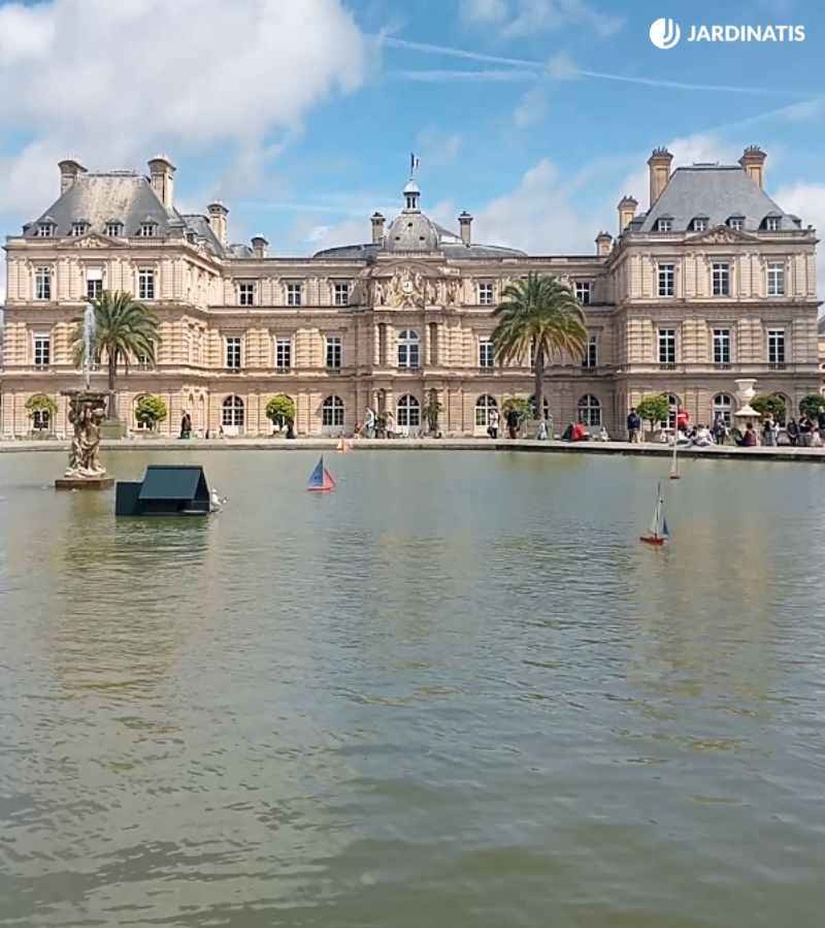 El estanque artificial se encuentra frente al Palacio de Luxemburgo