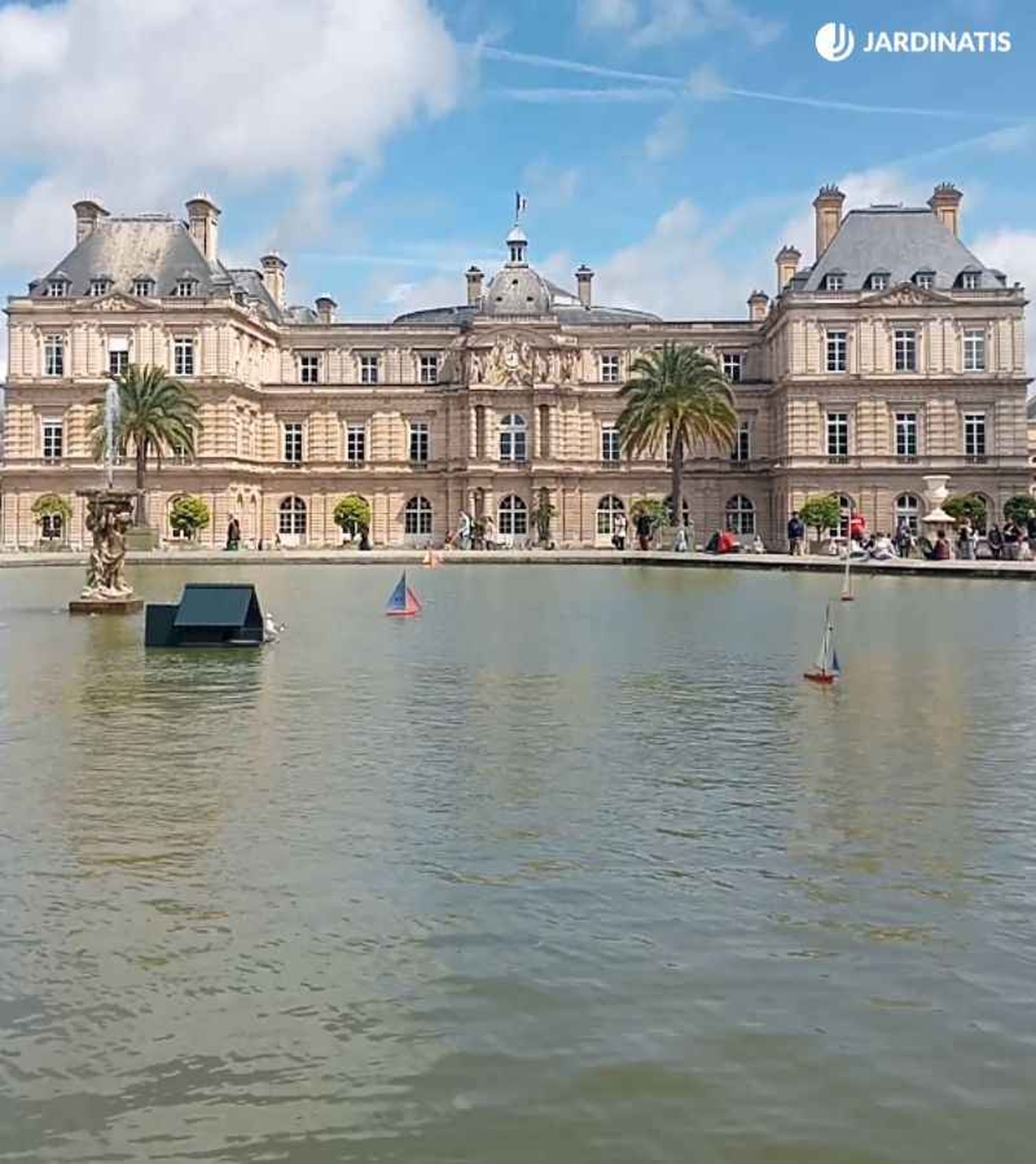 El estanque artificial se encuentra frente al Palacio de Luxemburgo