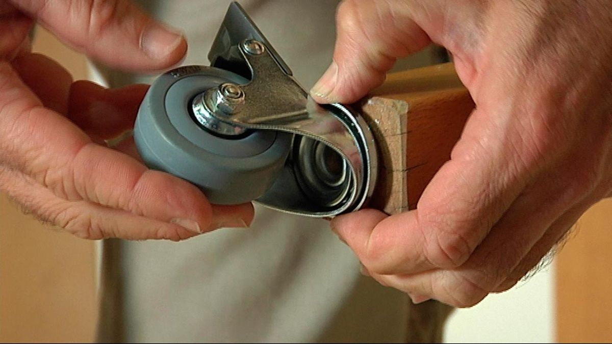 Colocar ruedas en patas de mesa paso 1