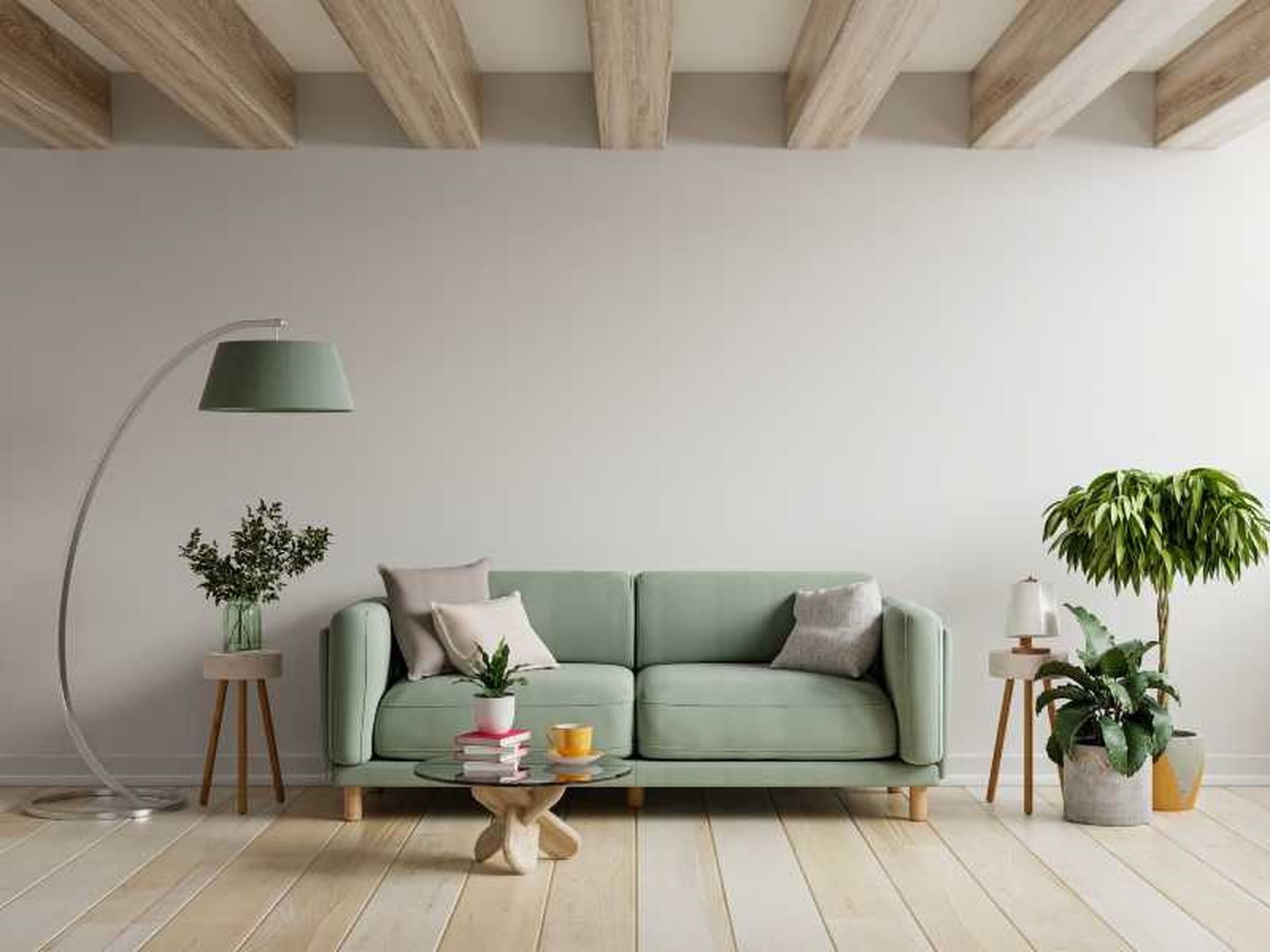 Salón acogedor con sofá verde y decoración tranquila.