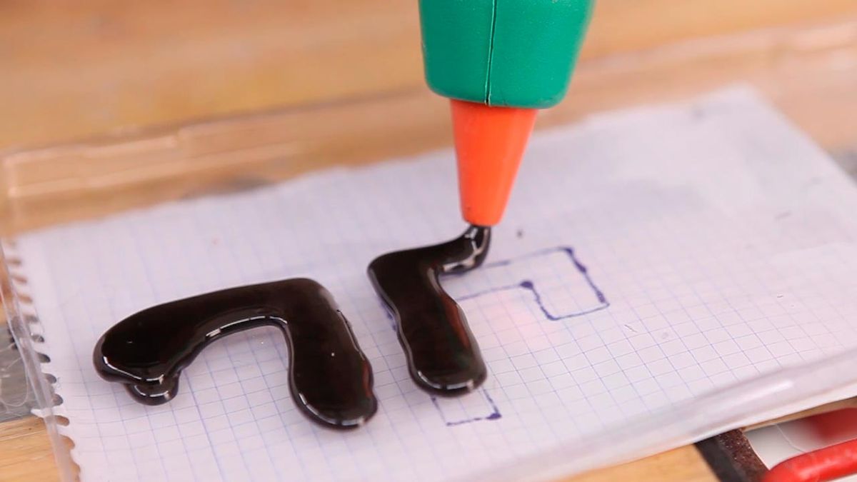 Como hacer un soporte para el movil con silicona paso 3