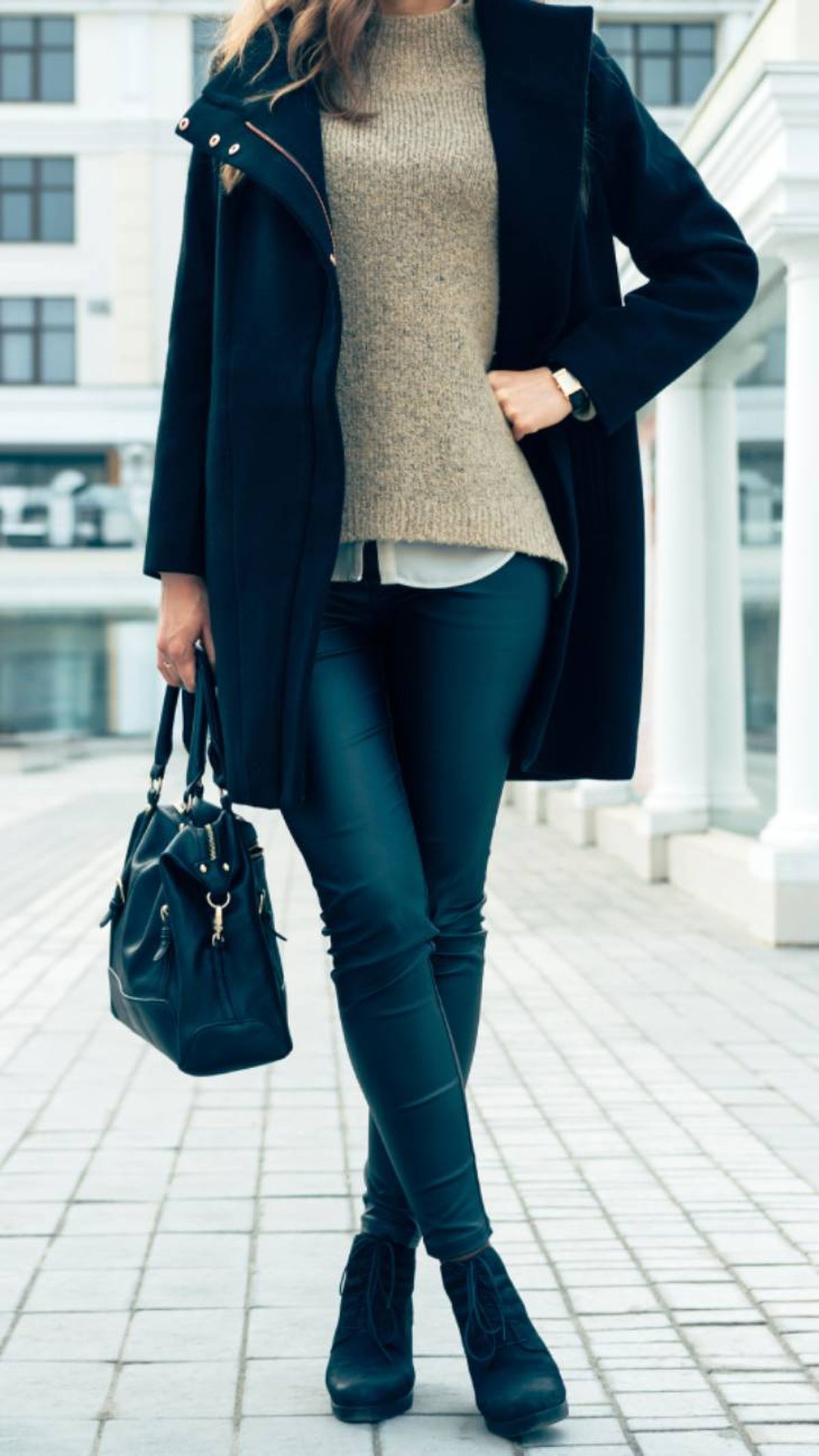 como ir vestida a la fiesta de empresa de navidad pantalon cuero negro