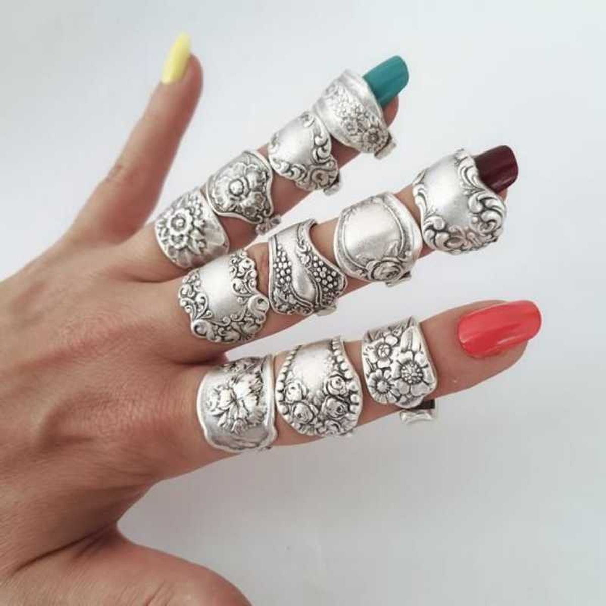 Bonitos anillos hechos con cucharas.