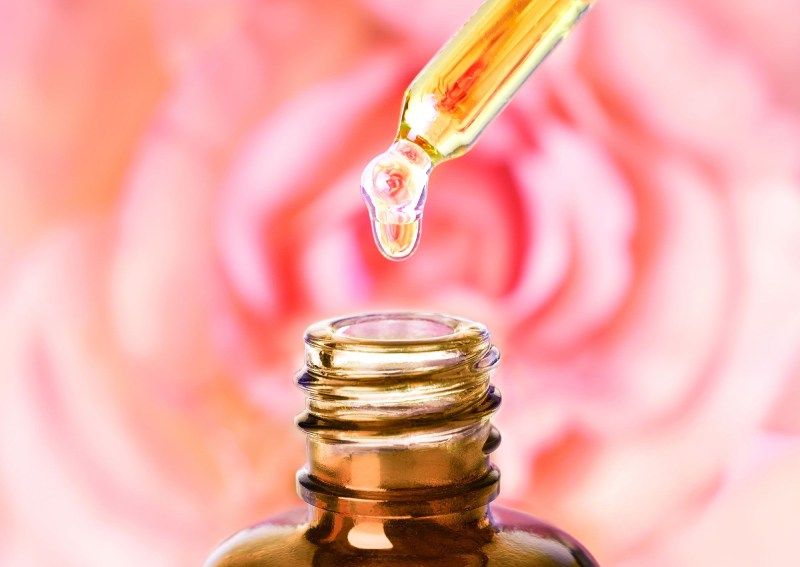 El aceite de rosas tiene múltiples beneficios para la piel del rostro