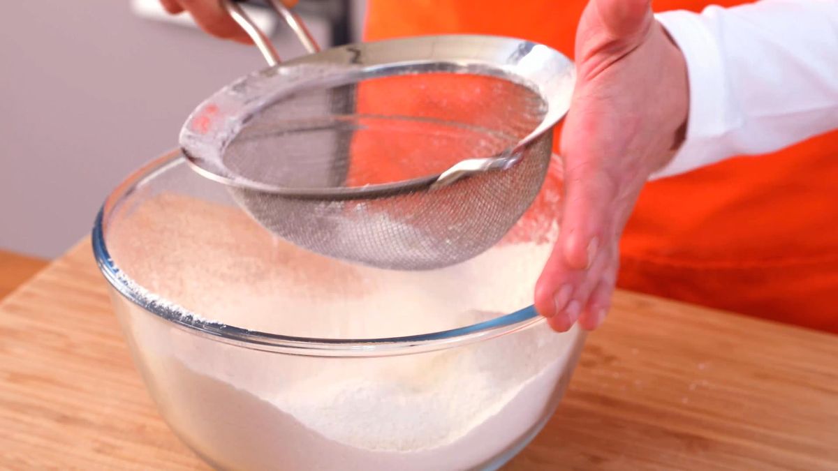 Roscón de Reyes bombón cubierto de chocolate y relleno de nata   paso 1