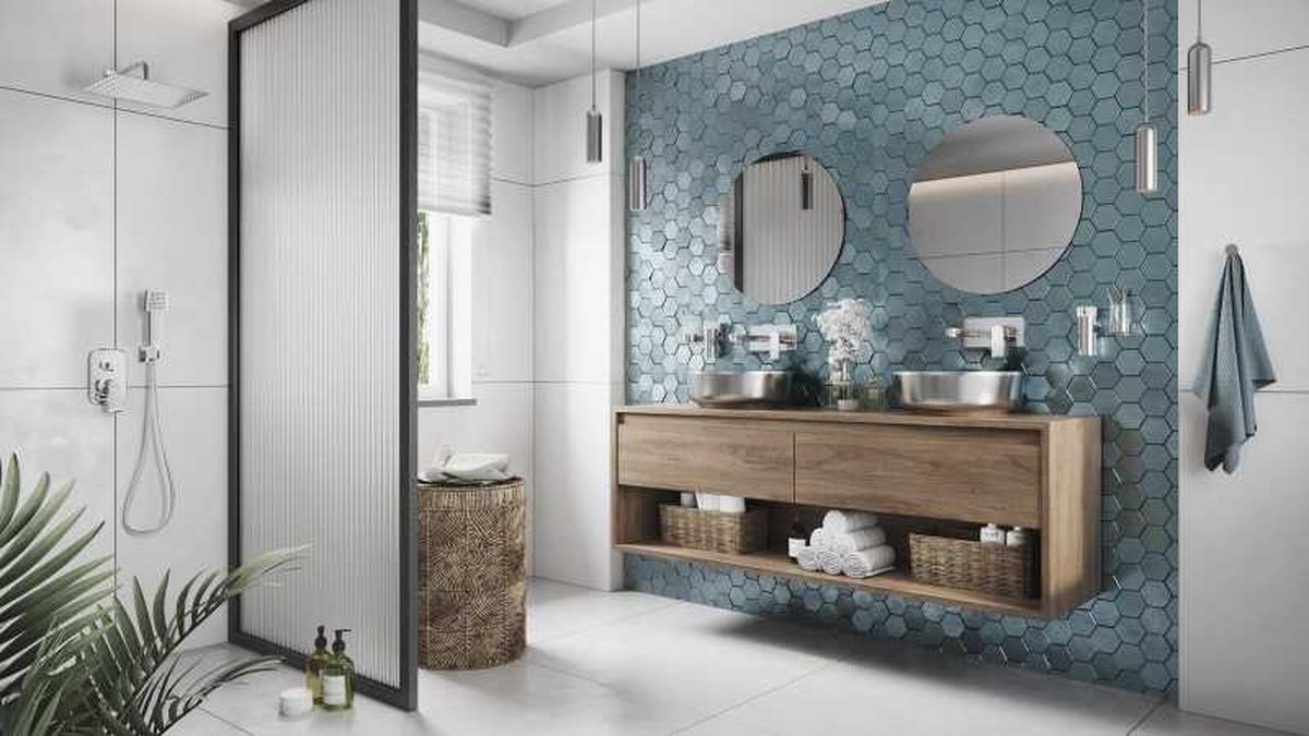 Baño con azulejos geométricos azules.