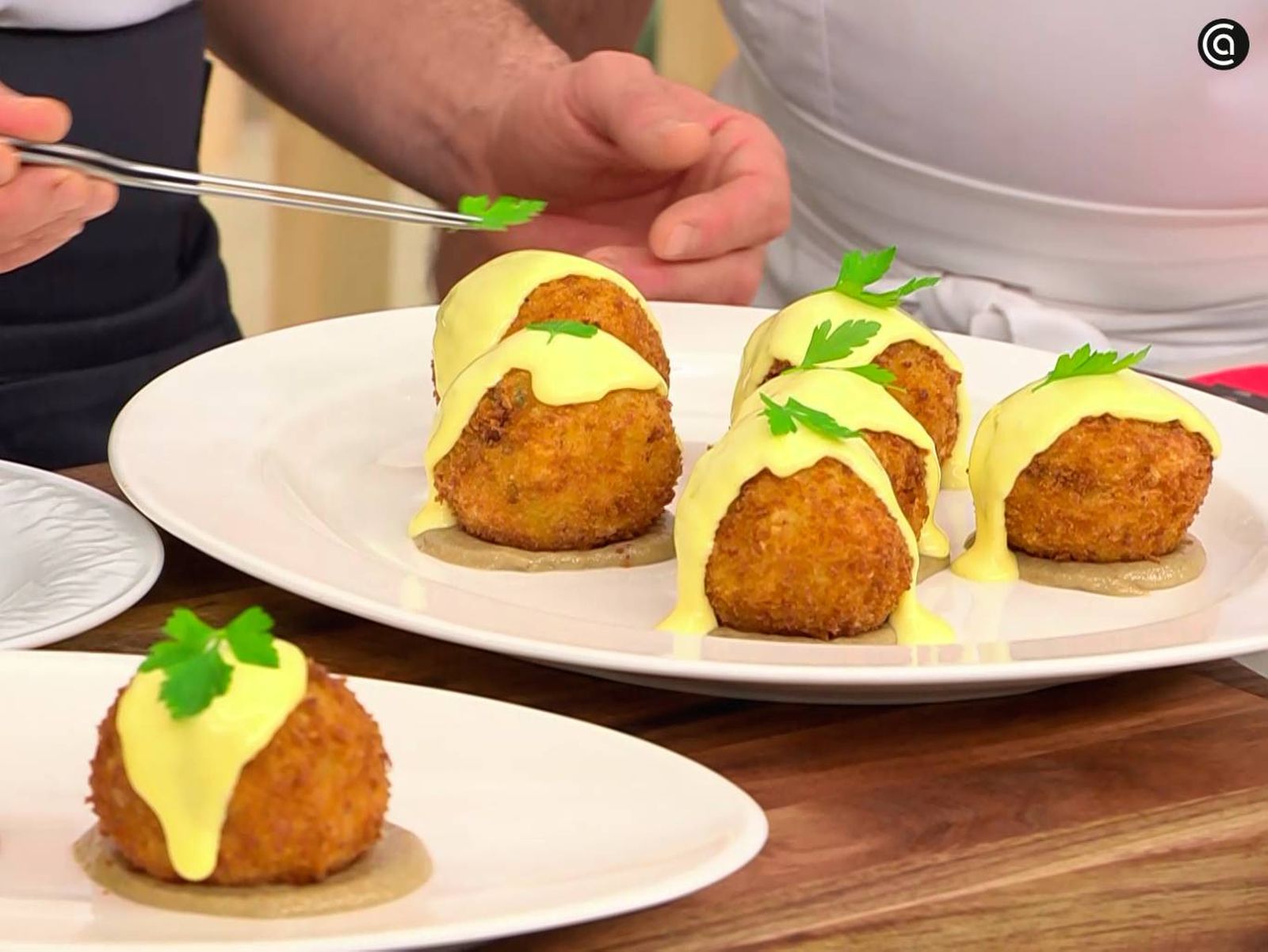 Elaboración de la receta de bomba de carne con salsa picante - paso 6