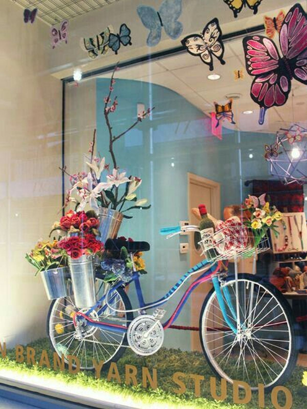 decorar escaparate primavera bicicleta 2