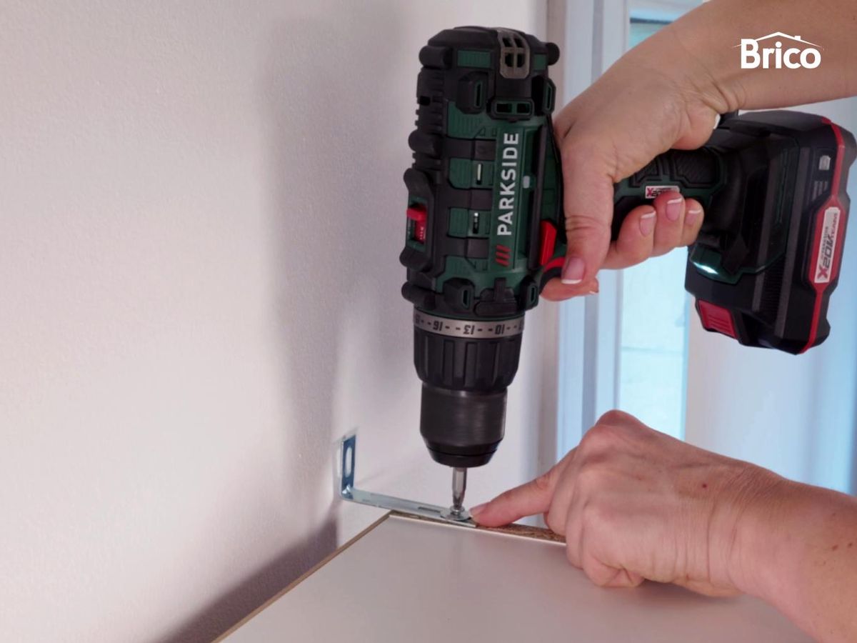 Anclar la escuadra al mueble