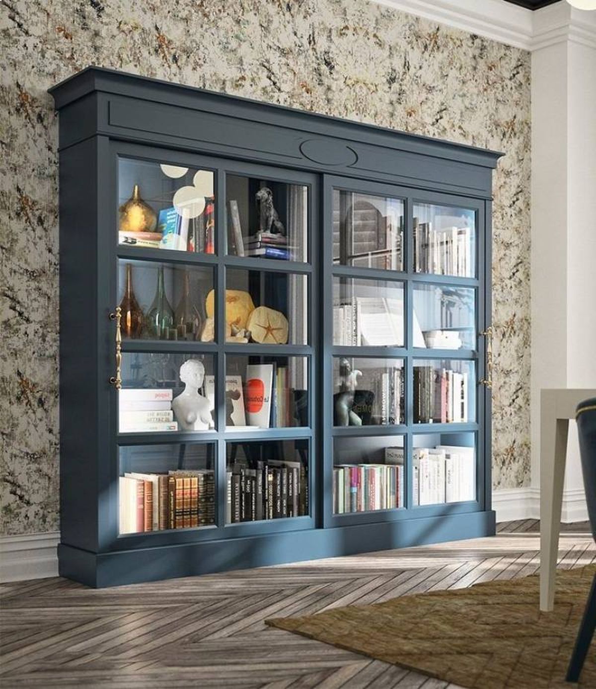 Salón con vitrina grande con libros y decoración.