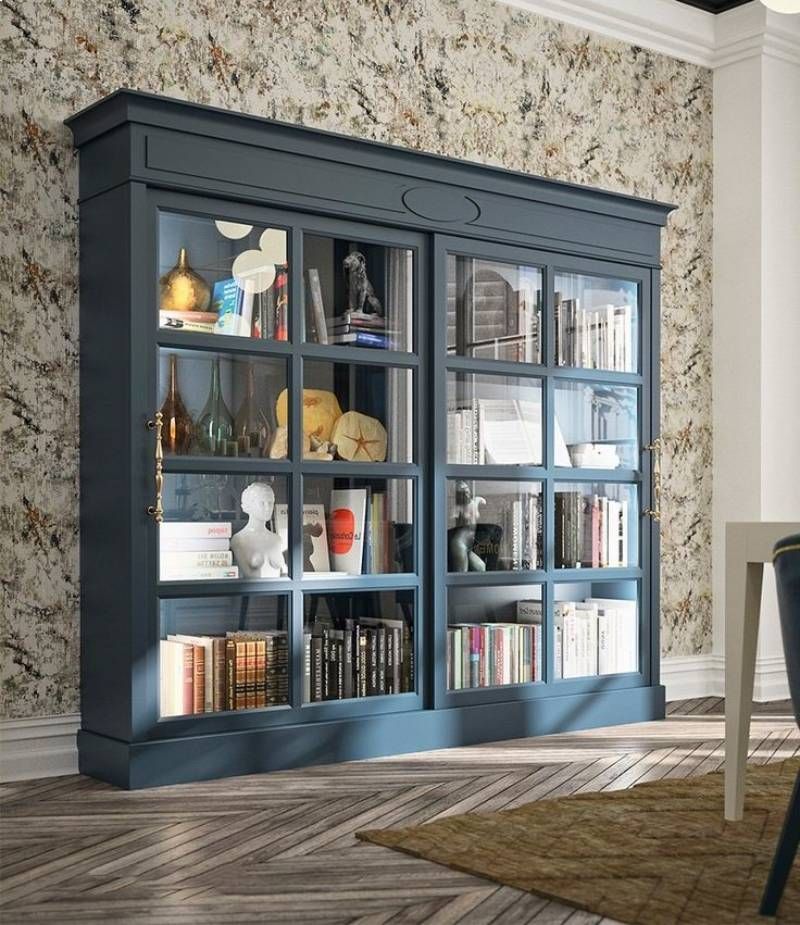 Salón con vitrina grande con libros y decoración.