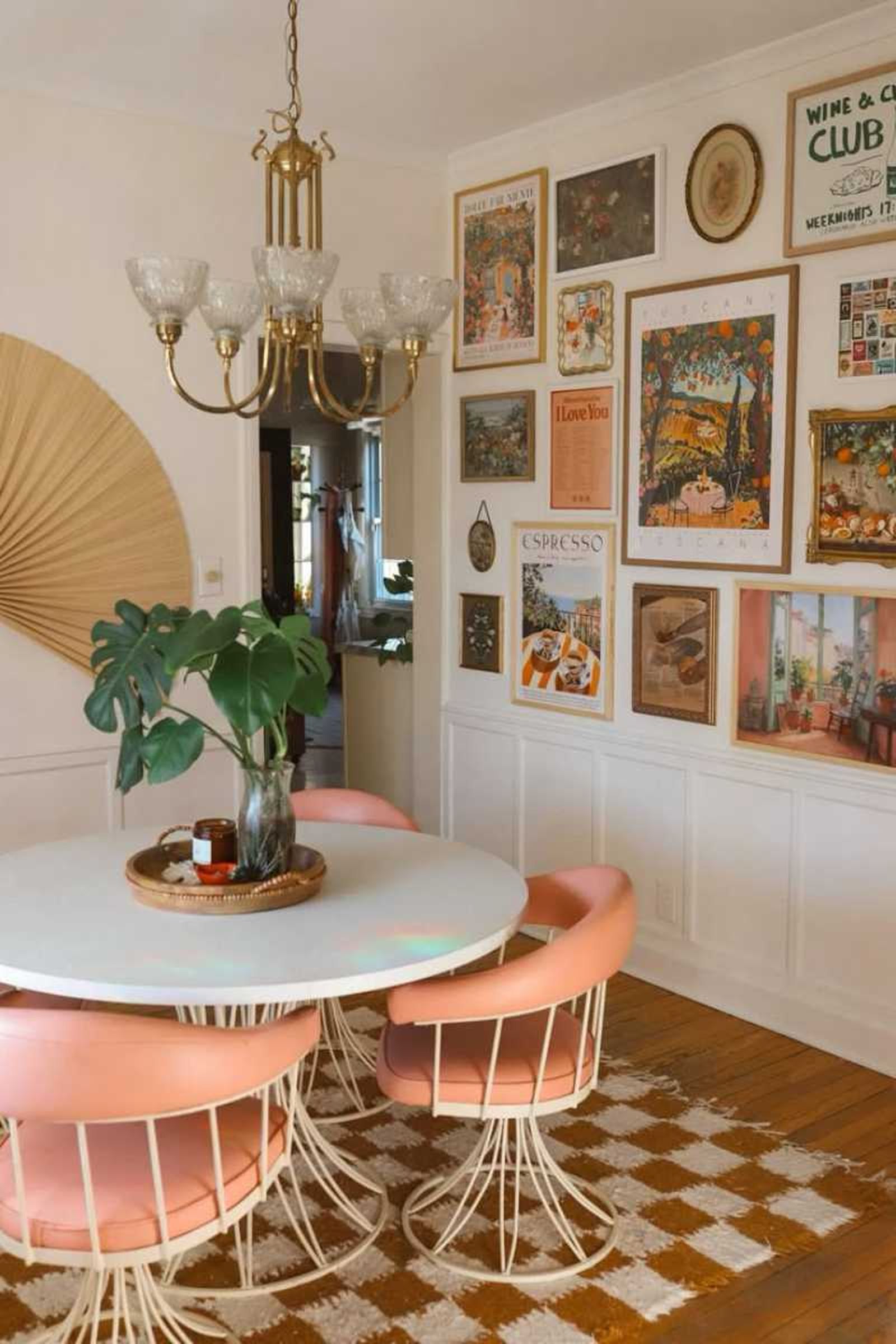 Comedor retro glam moderno con ilustraciones en la pared.