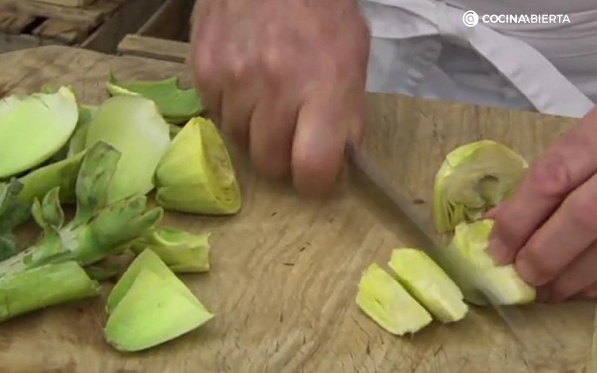 Corta unas alcachofas en trozos grandes y las otras, en juliana