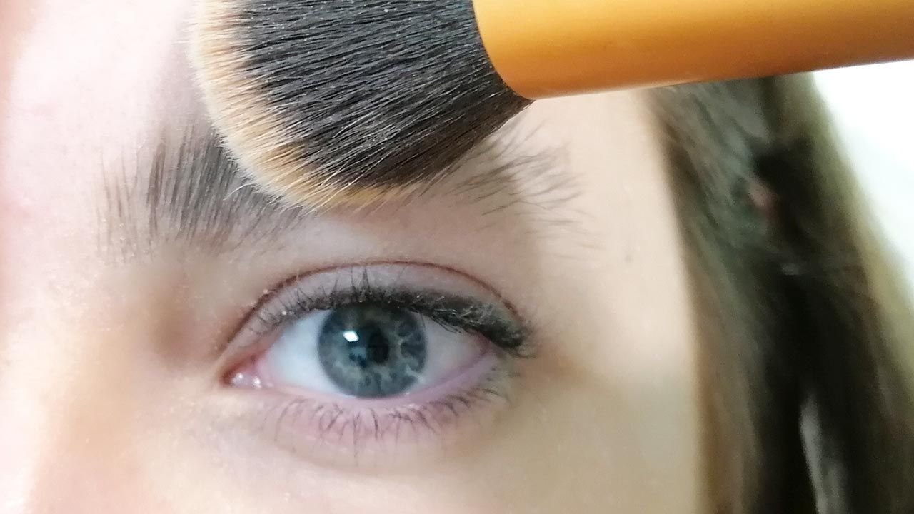 como tapar ceja maquillaje paso 2
