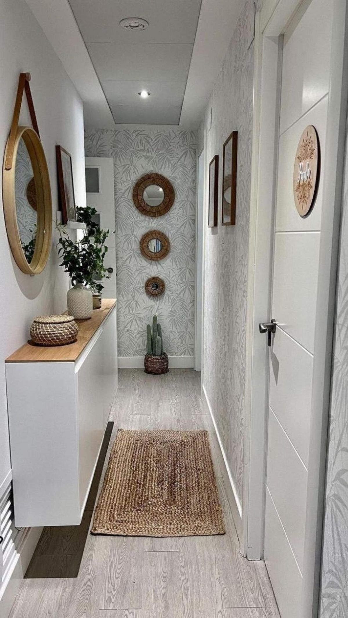 Pasillo largo y estrecho decorado con espejos.