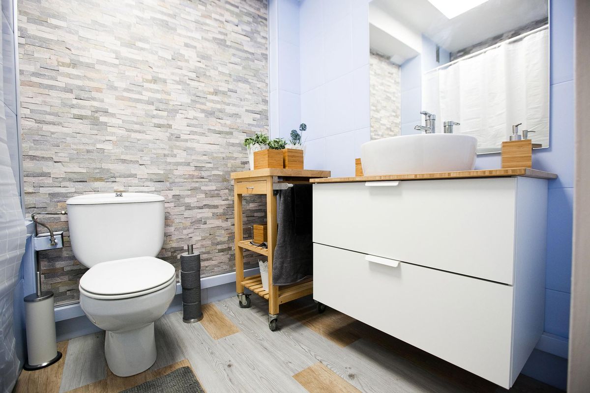 Baño rústico y luminoso