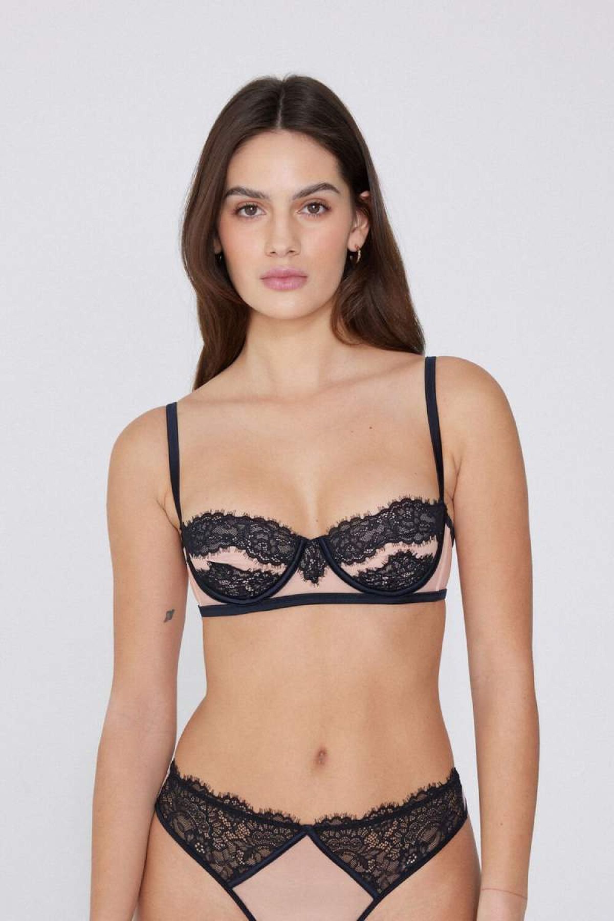 Conjunto de lencería rosa empolvado con encaje en negro