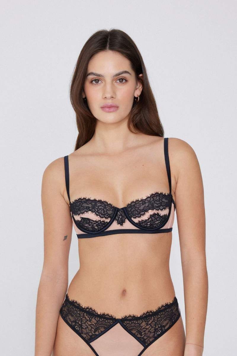 Conjunto de lencería rosa empolvado con encaje en negro