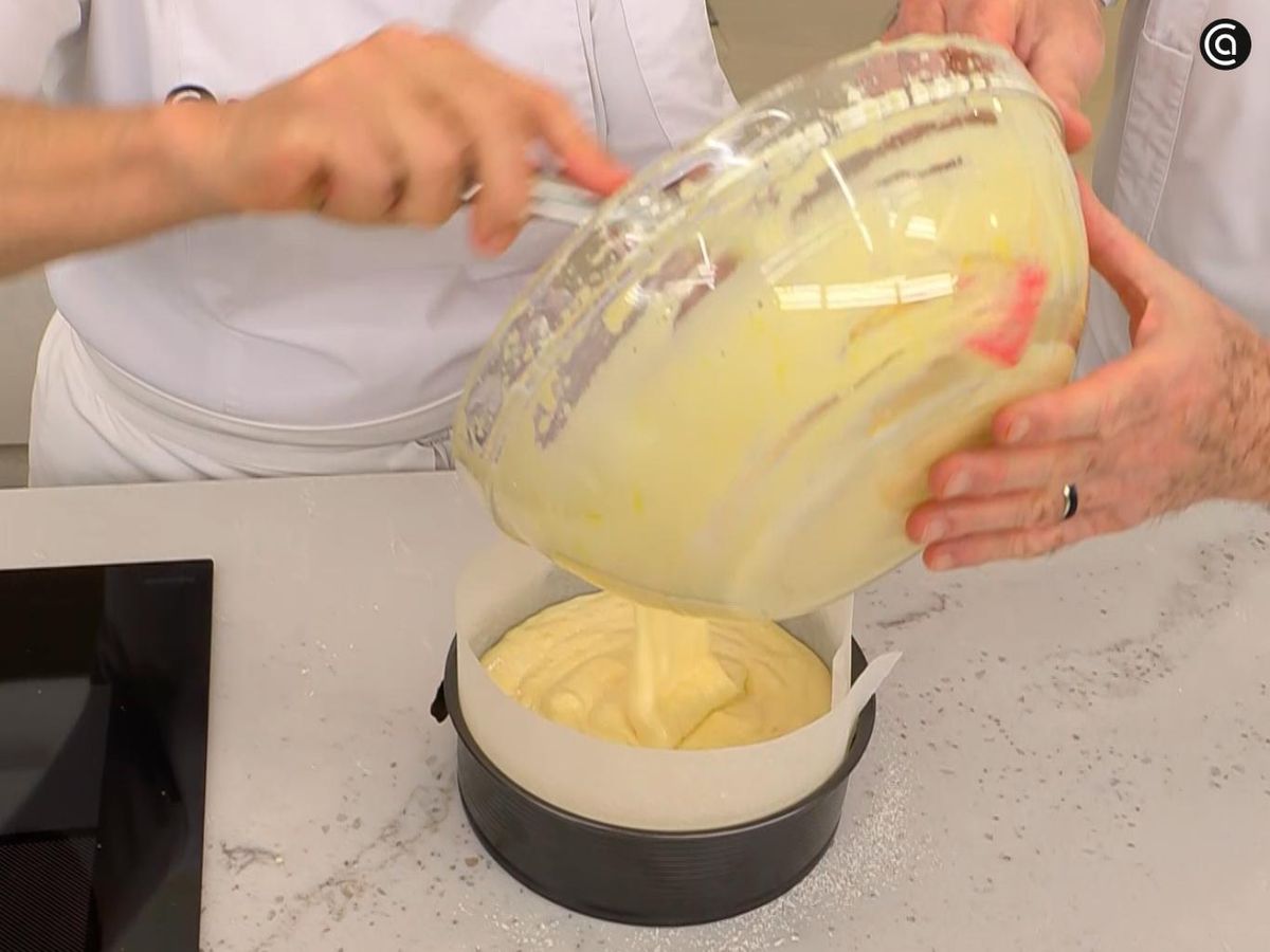 Vierte la mezcla en el molde