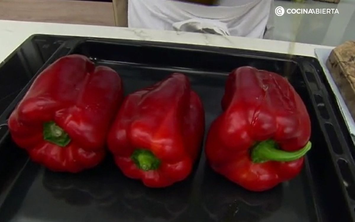 Asa los pimientos rojos durante unos 30 minutos